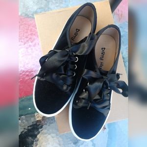NWT! DIRTY LAUNDRY -Janeane Velvet Lace Up
